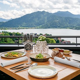 Urlaub am See: Alpenbrasserie - Hotel DAS TEGERNSEE