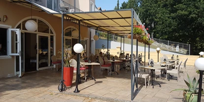 Hotels am See - Verpflegung: Frühstück - Unsere Restaurantterrasse.  - Hotel „Karl´s Burg”