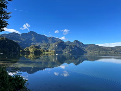Hotels am See - Verpflegung: Frühstück - Blick vom Seehaus auf den Herzogstand und den Heimgarten. Davor der wunderschöne Kochelsee - Seehaus Apartments am Kochelsee