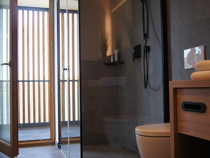 Hotels am See - Verpflegung: Frühstück - Badezimmer mit direktem Zugang zum Balkon oder Terrasse - Seehaus Apartments am Kochelsee