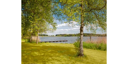 Hotels am See - Verpflegung: Frühstück - Liegewiese mit Steg - Aktiv- und Wellnesshotel Seeblick