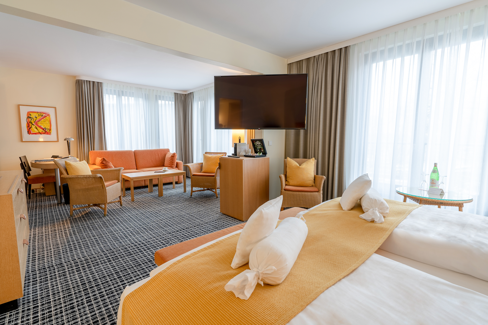 Urlaub am See: Foto von einem Hotelzimmer mit Doppelbett, Fernseher und einem großen Wohnbereich - Hotel Esplanade Resort & Spa Bad Saarow