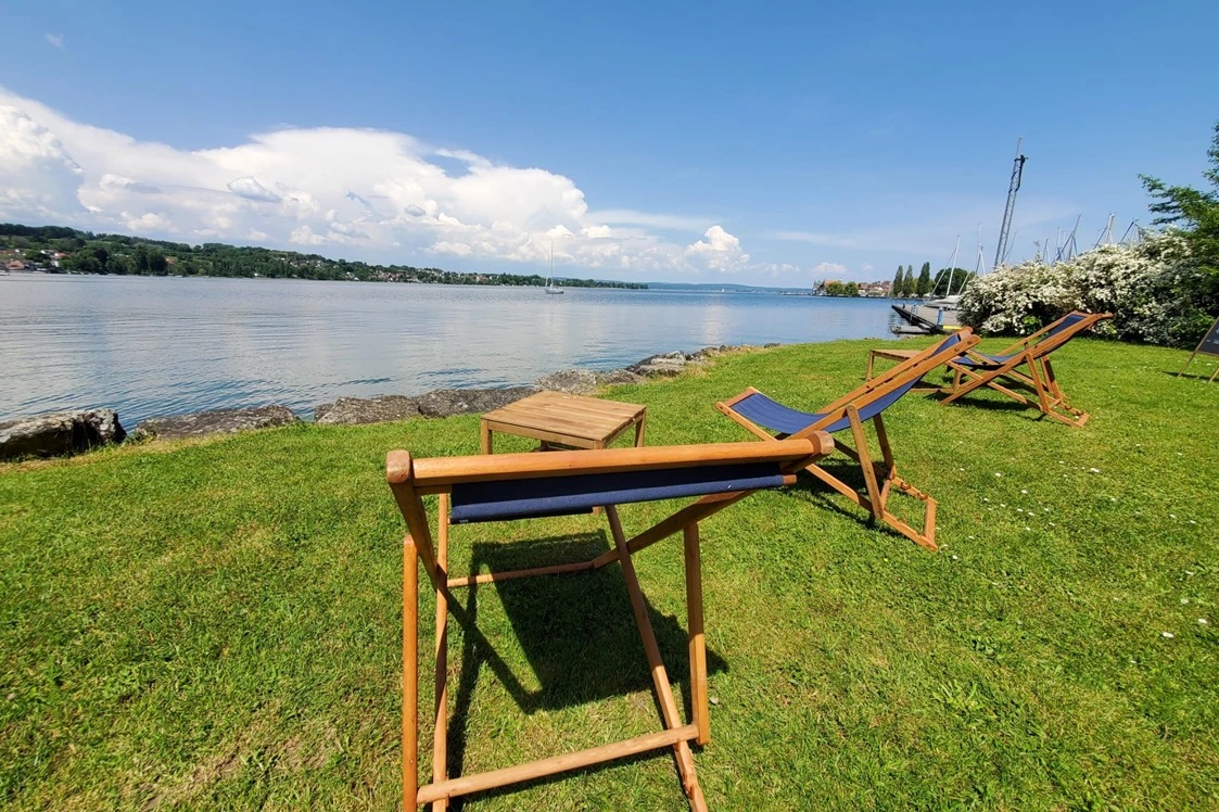 Urlaub am See: Liegestühle am Untersee - See & Park Hotel Feldbach