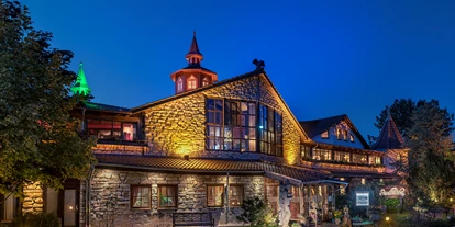 Hotels am See - Verpflegung: Frühstück - Wellnesshotel Seeschlößchen bie Dämmerung - Wellnesshotel Seeschlößchen - Privat-SPA & Naturresort