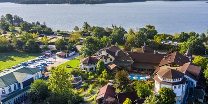Hotels am See - Verpflegung: Frühstück - Blick von oben auf das Seeschlößchen mit dem Senftenberger See im Hintergrund - Wellnesshotel Seeschlößchen - Privat-SPA & Naturresort