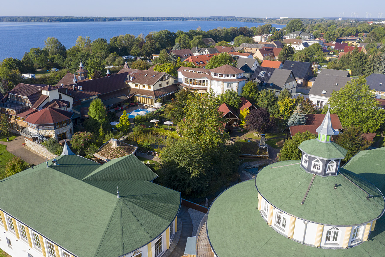 Hotels am See - Klassifizierung: 4 Sterne - Brandenburg - Blick von oben auf das Seeschlößchen mit dem Senftenberger See im Hintergrund - Wellnesshotel Seeschlößchen - Privat-SPA & Naturresort