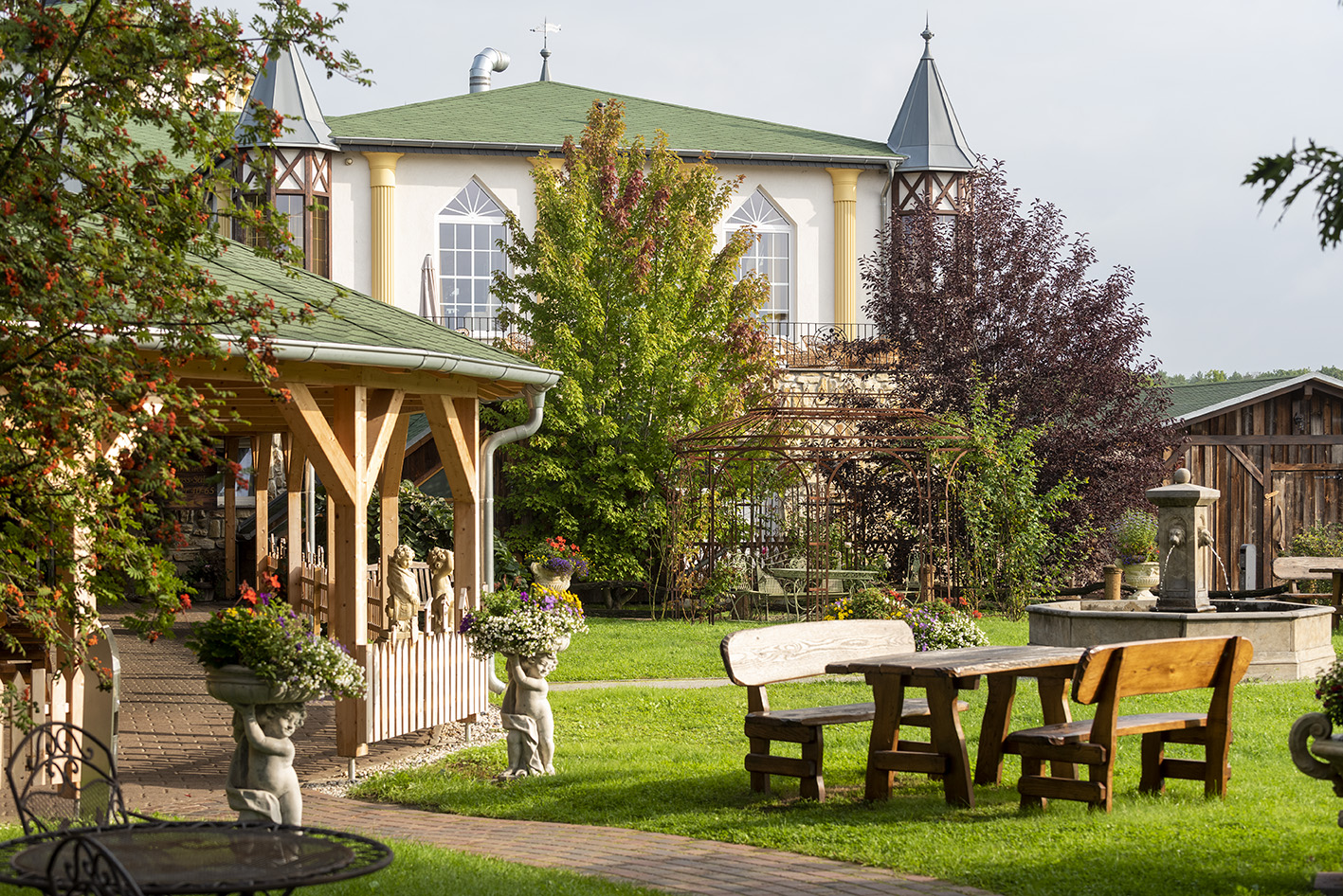 Hotels am See - Klassifizierung: 4 Sterne - Brandenburg - Blick auf den Neubau am Schlossteich mit der Brunnenwiese - Wellnesshotel Seeschlößchen - Privat-SPA & Naturresort