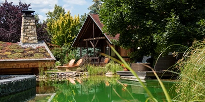 Hotels am See - Verpflegung: Frühstück - Blick auf den Schlossteich mit Hütten-Appartment und MaaSauna im Hintergrund - Wellnesshotel Seeschlößchen - Privat-SPA & Naturresort