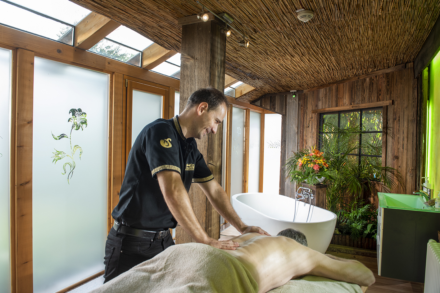 Urlaub am See: Massage im Massageraum - Wellnesshotel Seeschlößchen - Privat-SPA & Naturresort