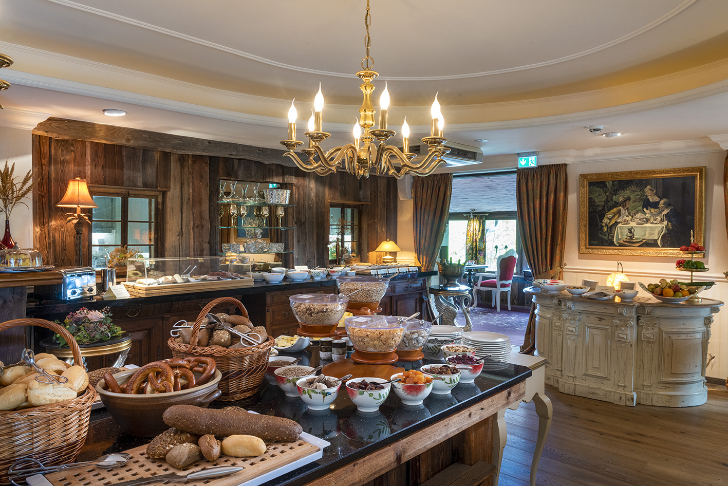 Urlaub am See: Buffet der Frühstückslounge im Obergeschoss des Haupthauses - Wellnesshotel Seeschlößchen - Privat-SPA & Naturresort