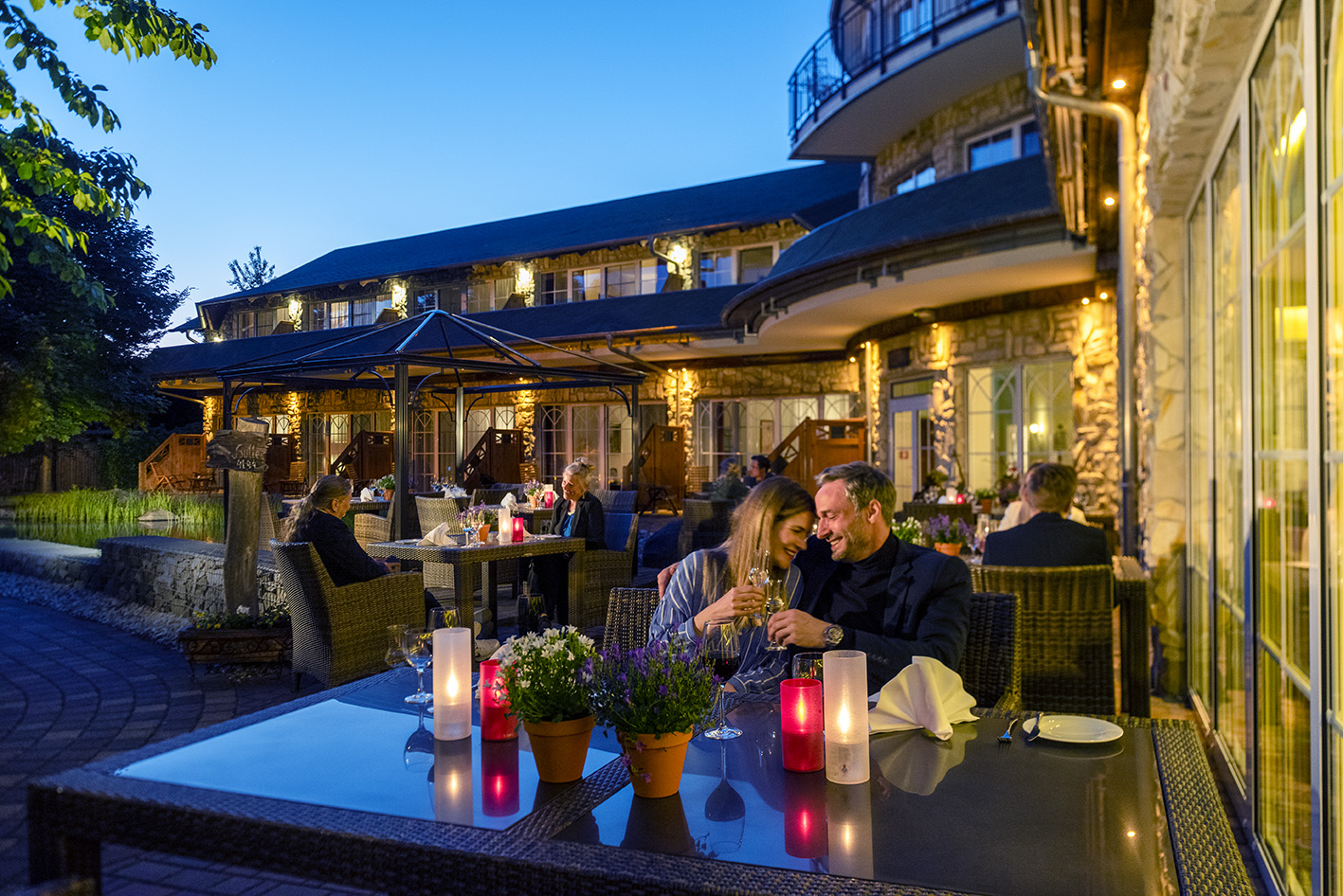 Urlaub am See: Paar auf Terrasse der Schlossteichstuben - Wellnesshotel Seeschlößchen - Privat-SPA & Naturresort