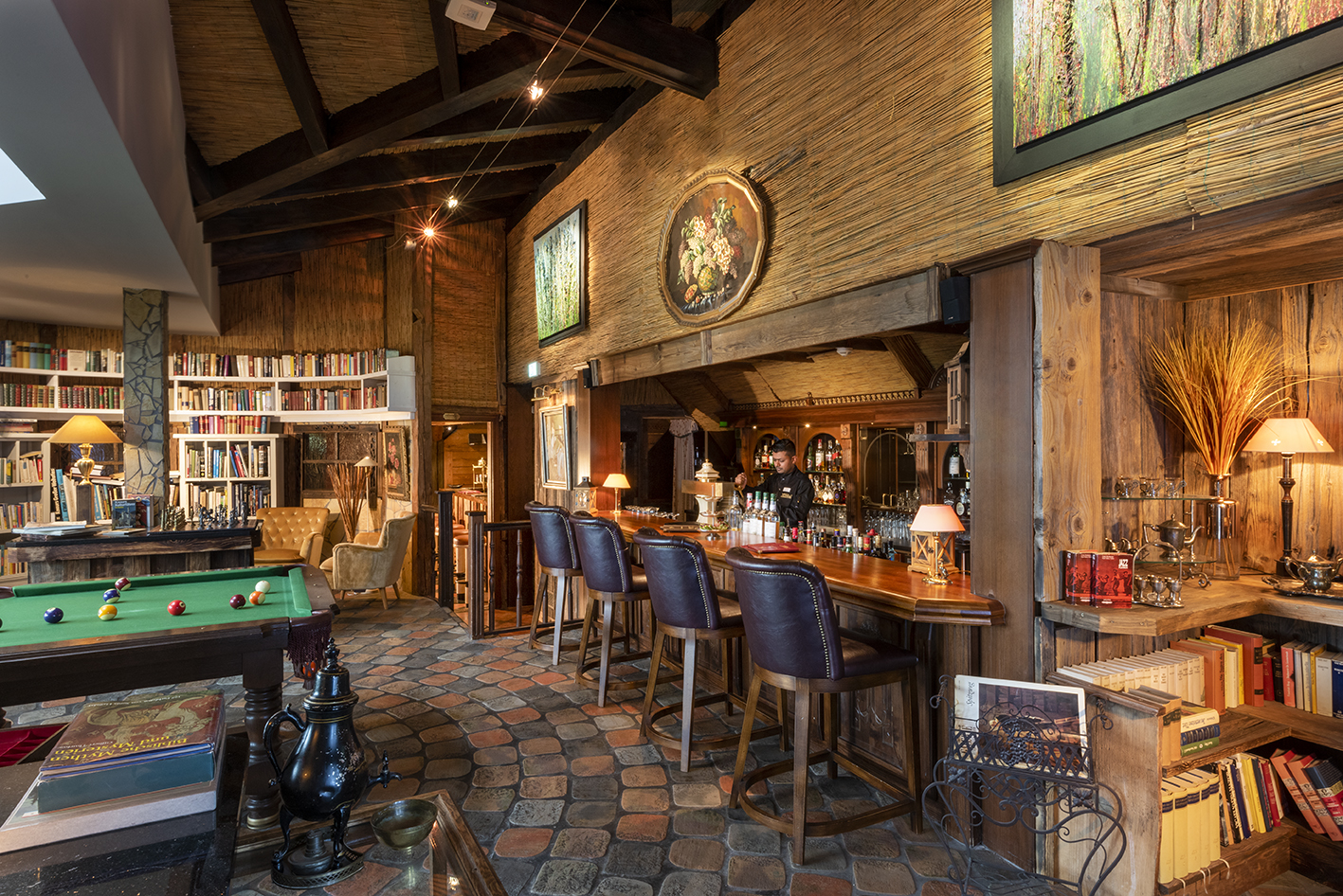 Urlaub am See: Bar mit Billard & Bibliothek - Wellnesshotel Seeschlößchen - Privat-SPA & Naturresort
