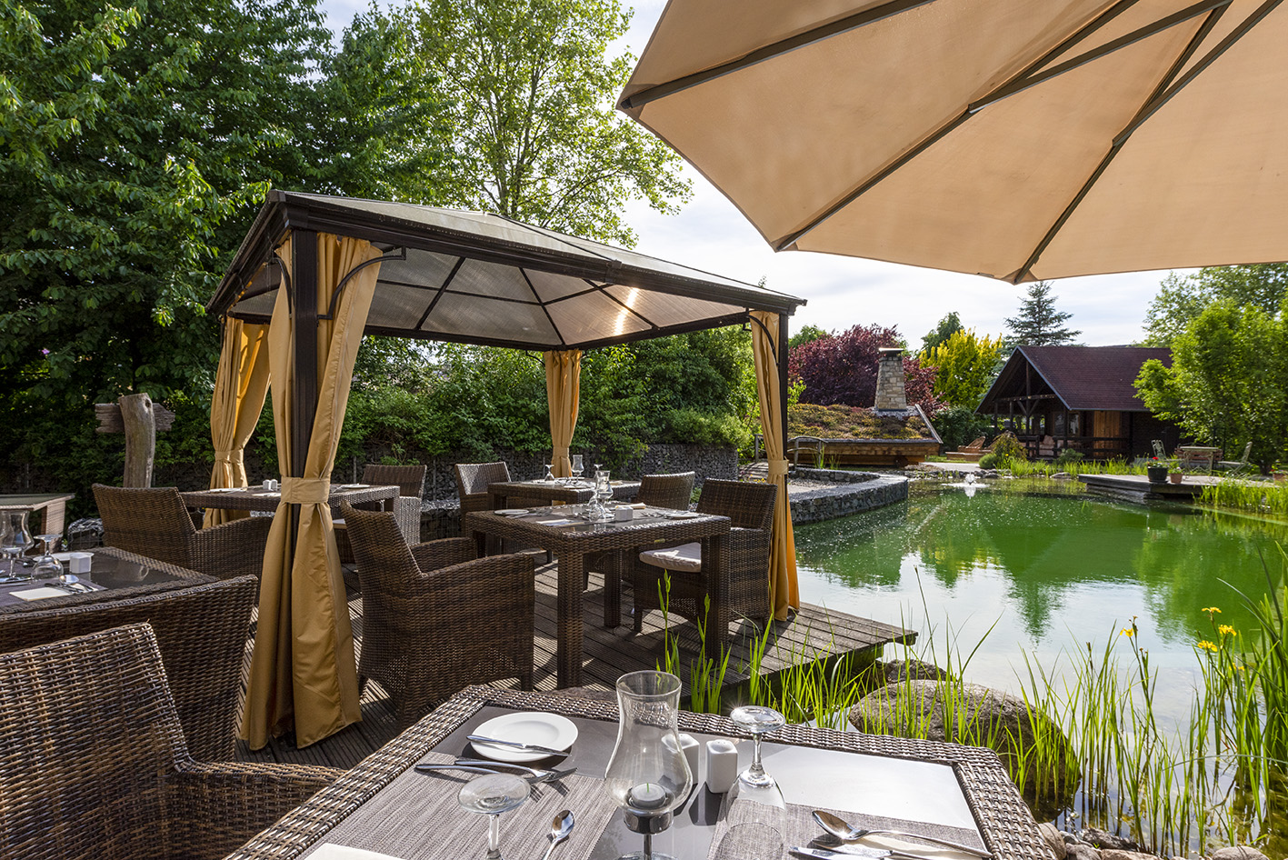 Urlaub am See: Blick von der Terrasse der Schlossteichstuben auf den Schlossteich - Wellnesshotel Seeschlößchen - Privat-SPA & Naturresort