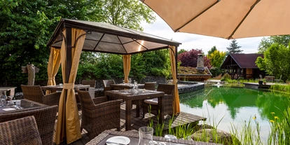 Hotels am See - Verpflegung: Frühstück - Blick von der Terrasse der Schlossteichstuben auf den Schlossteich - Wellnesshotel Seeschlößchen - Privat-SPA & Naturresort