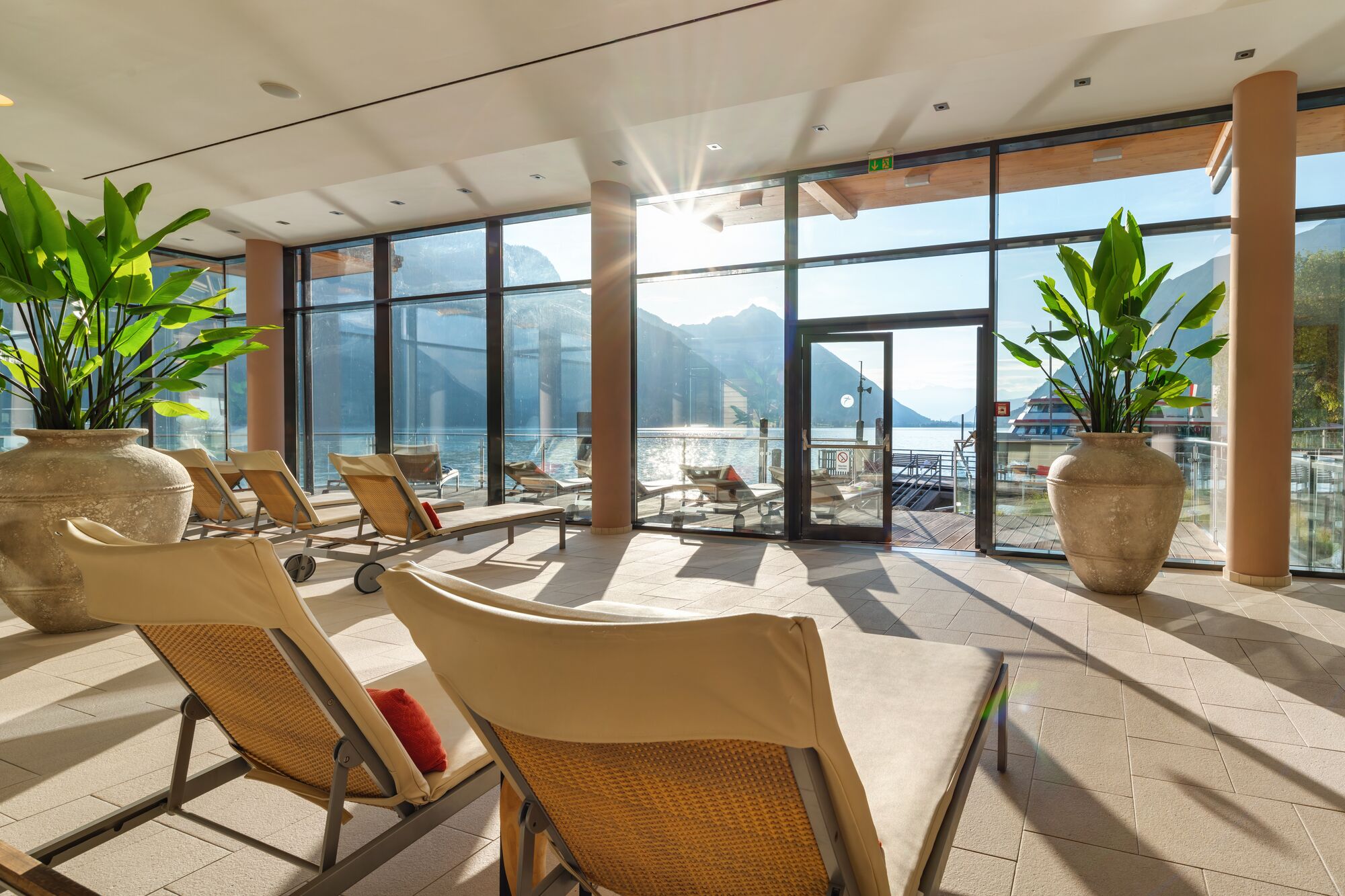 Urlaub am See: Einer unserer vielen Ruhebereiche mit See und Berg Panorama. - Fürstenhaus am Achensee