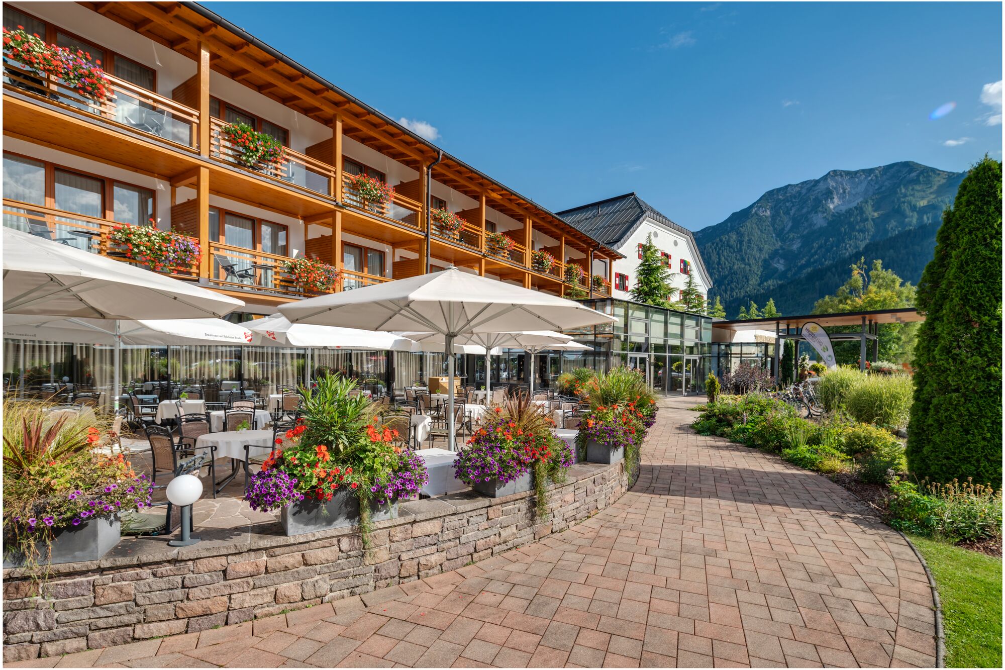Urlaub am See: Die Bergterrasse ist ein Idealer Ort für einen Snack tagsüber oder den Sonnenuntergang am Abend zu genießen. - Fürstenhaus am Achensee