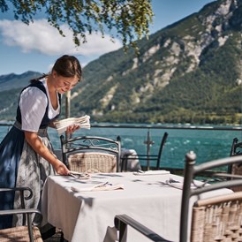 Urlaub am See: Beim Frühstück schon mit diesem Blick auf den See und herzlichem Service empfangen werden. - Travel Charme Fürstenhaus Am Achensee