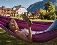 Urlaub am See: In unserem großzügigem Garten können Sie mit Bergpanorama entspannen. - Travel Charme Fürstenhaus Am Achensee