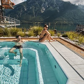 Urlaub am See: Ein Whirlpool zur Seeseite ladet zum verweilen ein. - Travel Charme Fürstenhaus Am Achensee