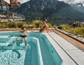 Urlaub am See: Ein Whirlpool zur Seeseite ladet zum verweilen ein. - Travel Charme Fürstenhaus Am Achensee