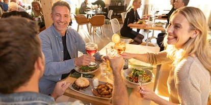 Hotels am See - Verpflegung: Frühstück - Beisammensein im Bella Riva - MAREMÜRITZ Yachthafen Resort