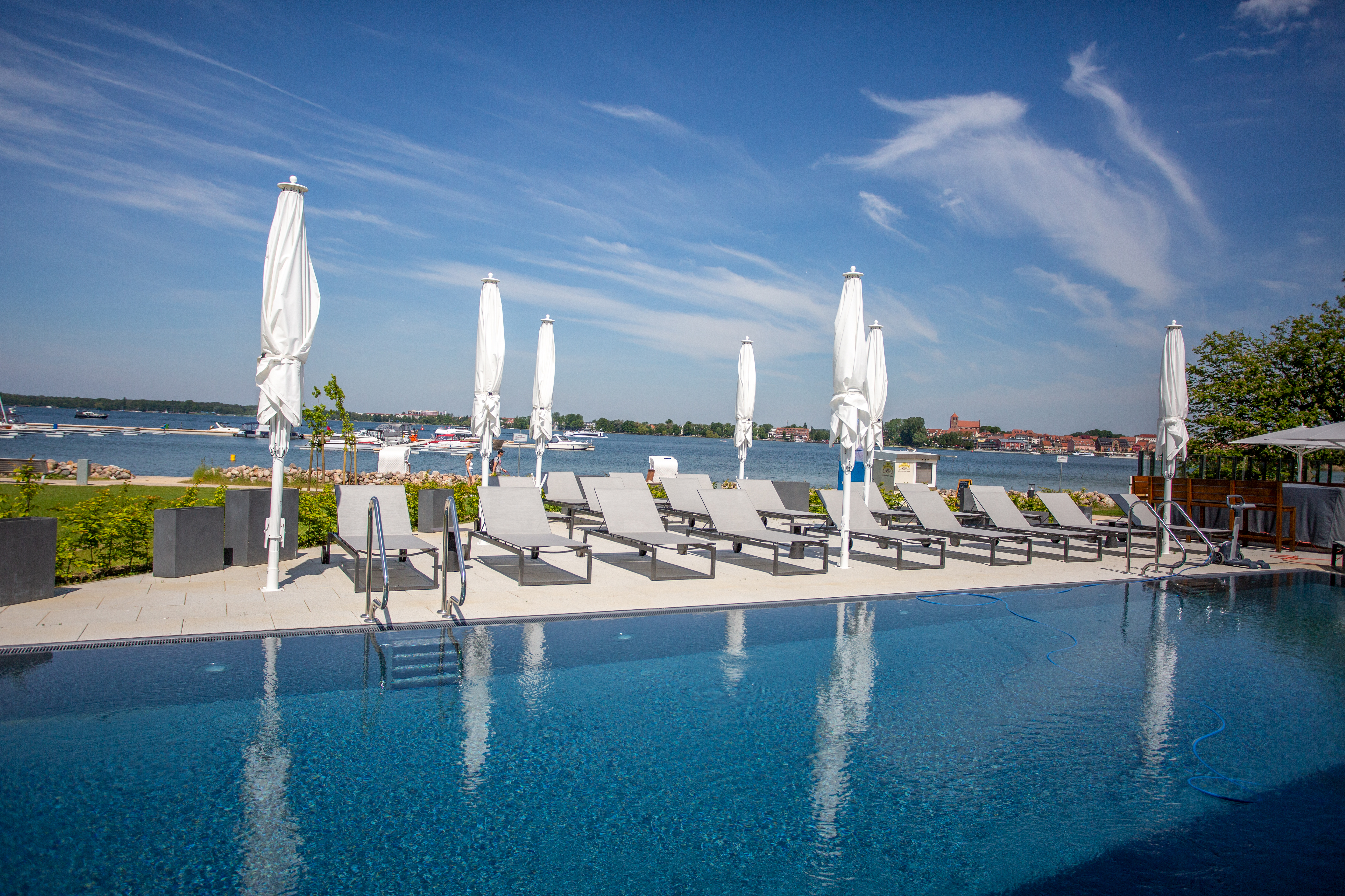 Urlaub am See: Tausend Seen Spa Außenpool - MAREMÜRITZ Yachthafen Resort