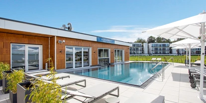 Hotels am See - Verpflegung: Frühstück - Tausend Seen Spa Außenpool mit Sonnenliegen - MAREMÜRITZ Yachthafen Resort
