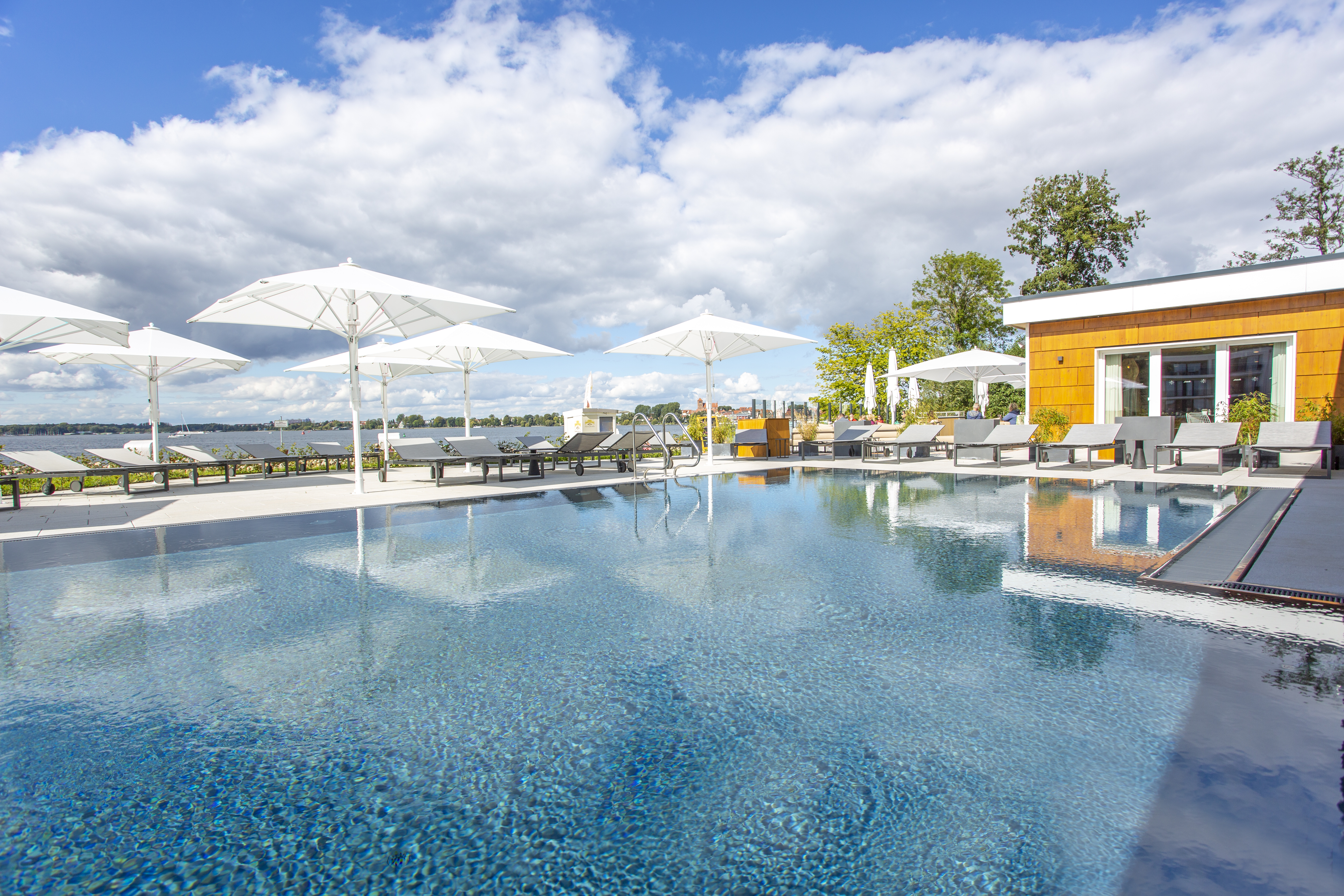 Hotels am See - Deutschland - Tausend Seen Spa Außenpool - MAREMÜRITZ Yachthafen Resort