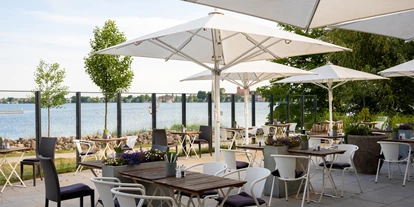 Hotels am See - Verpflegung: Frühstück - Blick zum Wasser vom Restaurant - MAREMÜRITZ Yachthafen Resort