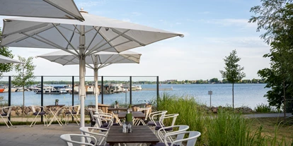 Hotels am See - Verpflegung: Frühstück - Blick zum Wasser vom Restaurant - MAREMÜRITZ Yachthafen Resort