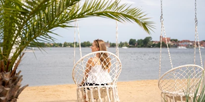 Hotels am See - Verpflegung: Frühstück - Strandabschnitt mit Schaukel - MAREMÜRITZ Yachthafen Resort