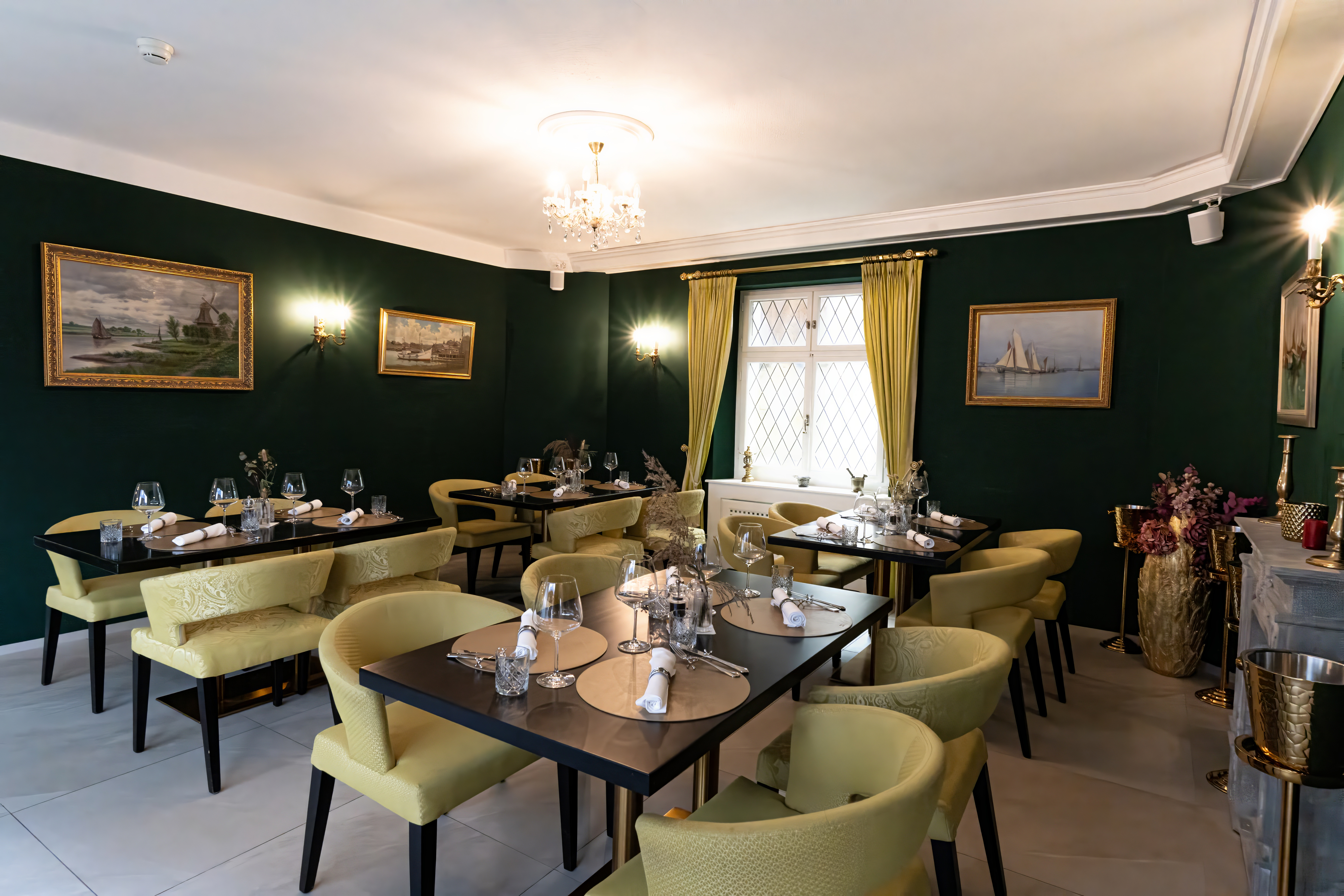 Urlaub am See: Separee im Speisesaal - Hotel Porto Sofie in Gottlieben