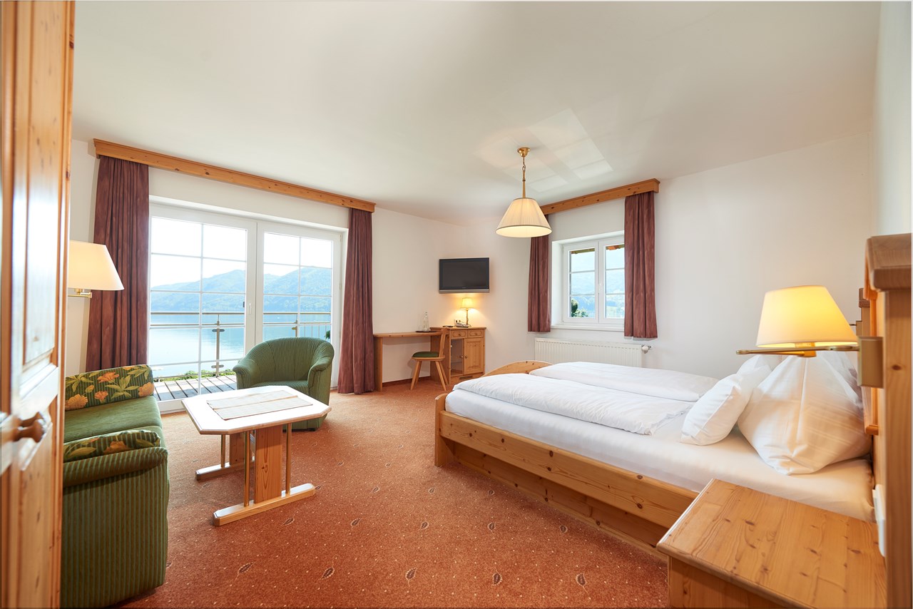 Hotel Stadler am Attersee Zimmerkategorien Doppelzimmer (Alpin) mit Balkon und Seeblick