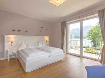 Hotel Stadler am Attersee Zimmerkategorien Doppelzimmer (Landhaus) mit Balkon und Seeblick
