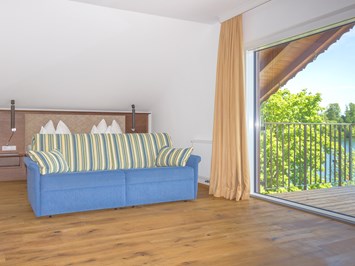 Hotel Stadler am Attersee Zimmerkategorien Familienzimmer (Landhaus) mit Balkon und Seeblick