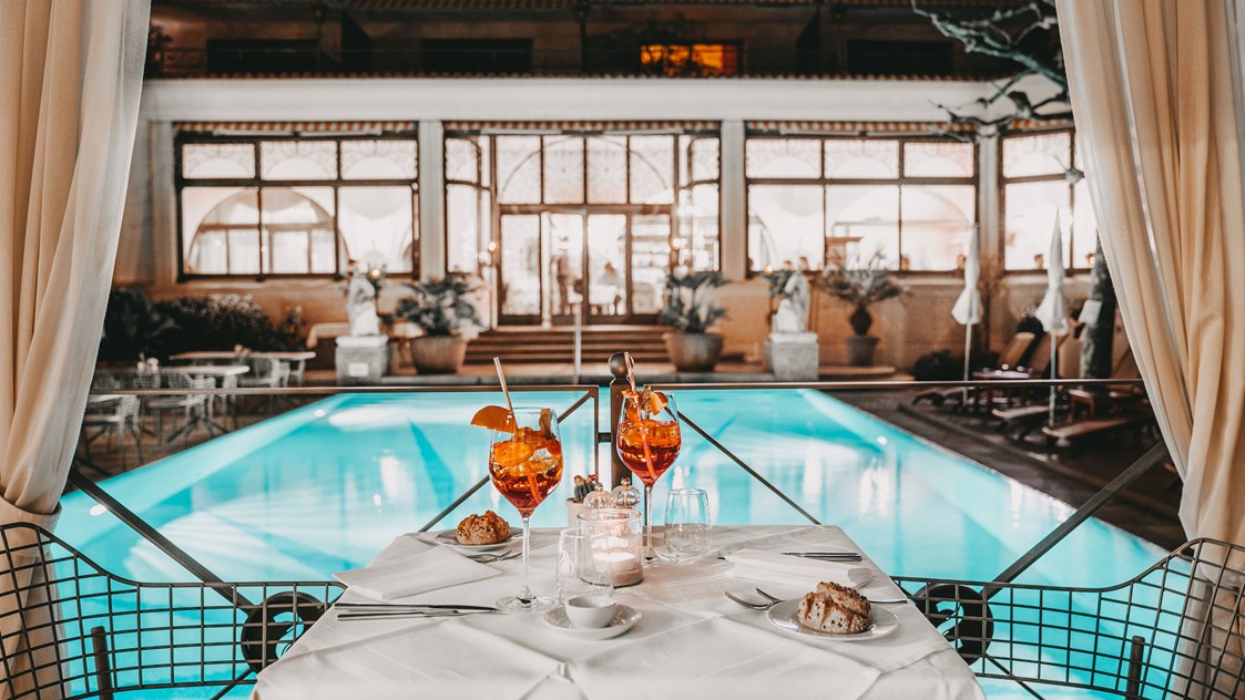 Urlaub am See: Abendessen am Pool - Sunstar Hotel Brissago - Sunstar Hotel Brissago