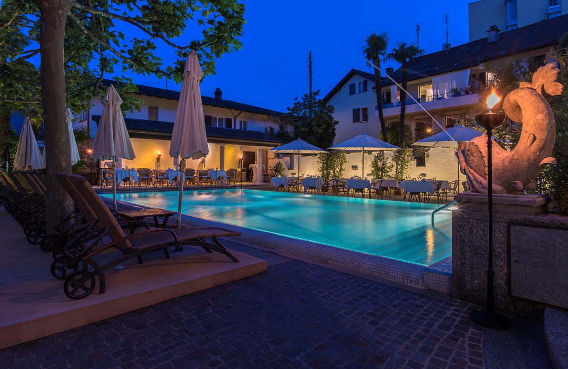 Urlaub am See: Pool bei Dämmerung - Sunstar Hotel Brissago - Sunstar Hotel Brissago
