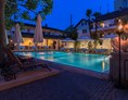 Urlaub am See: Pool bei Dämmerung - Sunstar Hotel Brissago - Sunstar Hotel Brissago