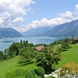 Urlaub am See: Garten mit Blick auf Interlaken - Hotel Sunnehüsi
