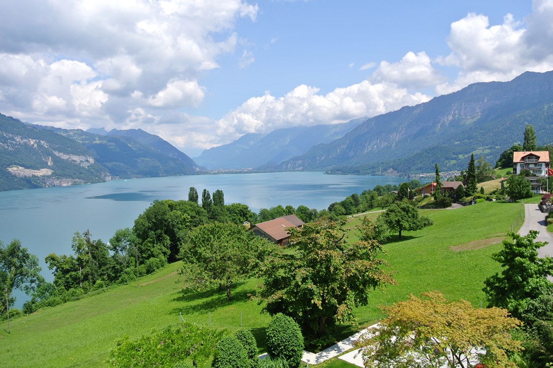 Urlaub am See: Garten mit Blick auf Interlaken - Hotel Sunnehüsi