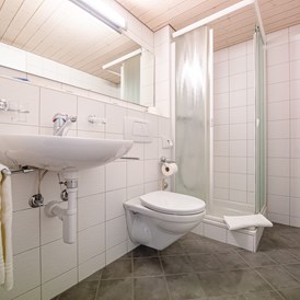 Urlaub am See: Alle Zimmer sind mit Dusche und WC ausgestattet - Hotel Sunnehüsi
