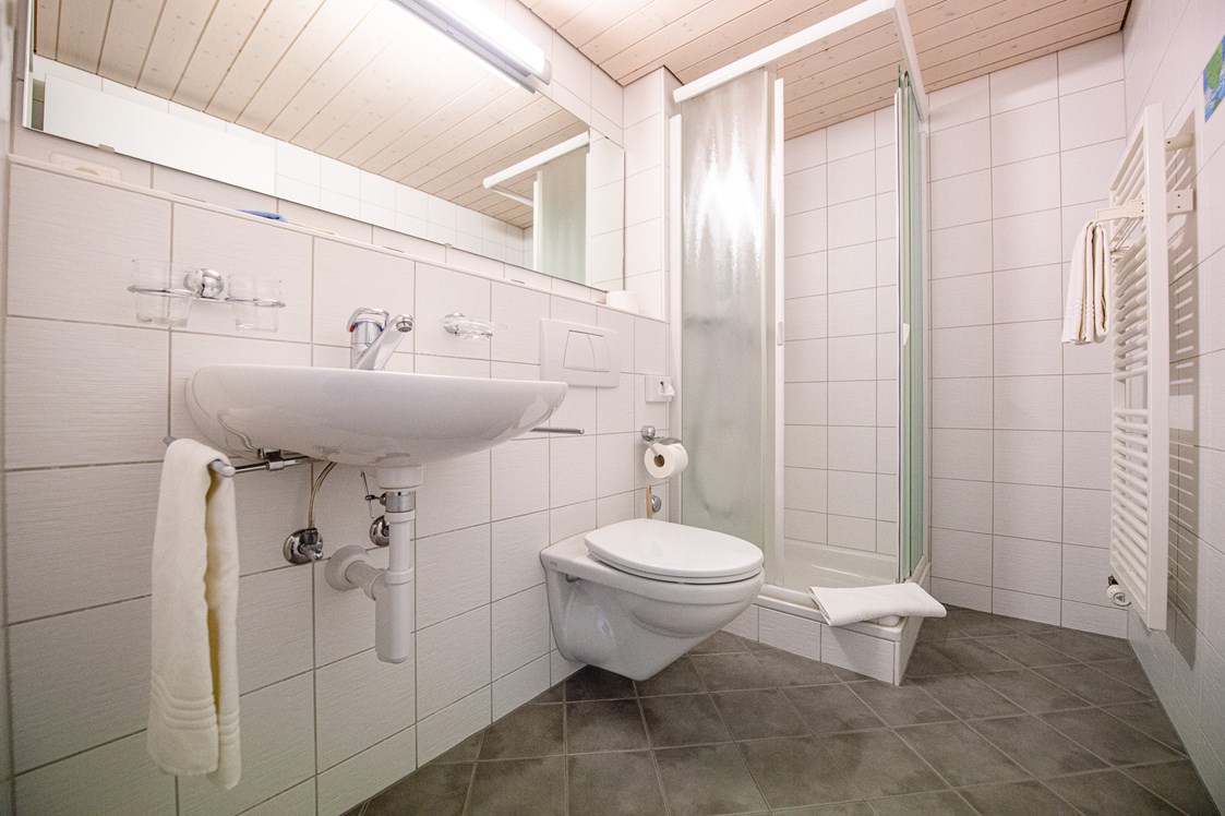 Urlaub am See: Alle Zimmer sind mit Dusche und WC ausgestattet - Hotel Sunnehüsi
