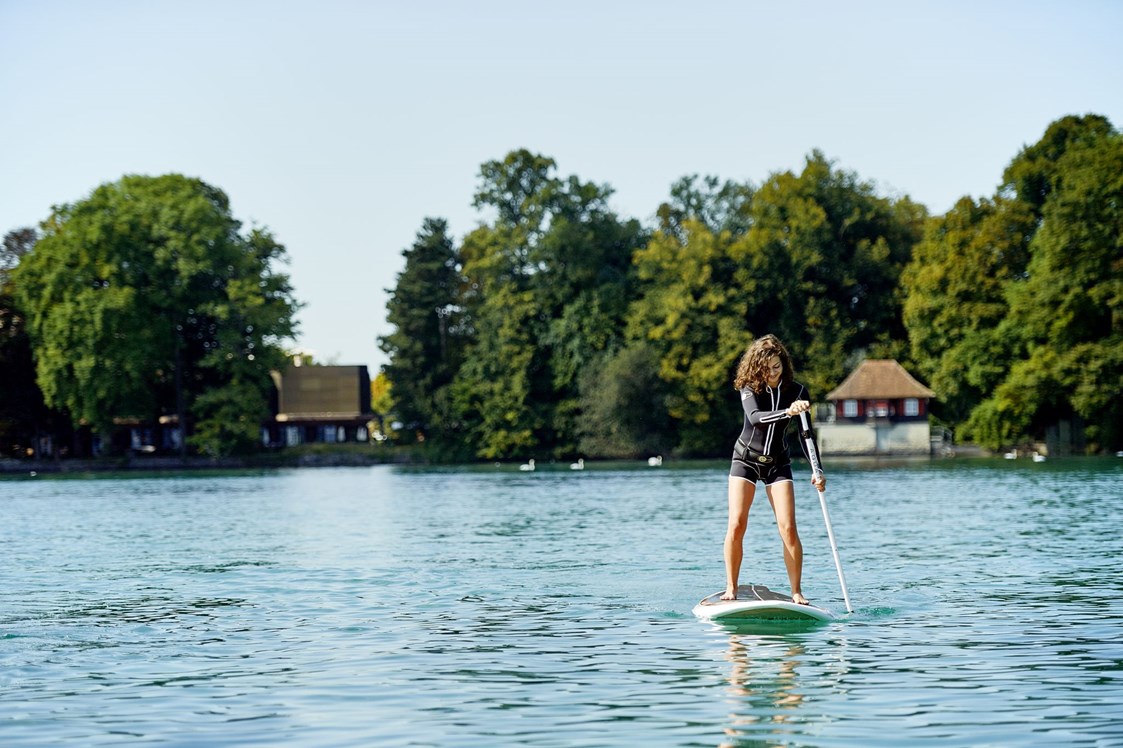 Urlaub am See: SUP - kostenlos für Hotelgäste - Hotel Seepark Thun - Hotel Seepark