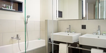 Hotels am See - Bern - Badzimmer Junior Suite - Hotel Seepark Thun  - Hotel Seepark Thun