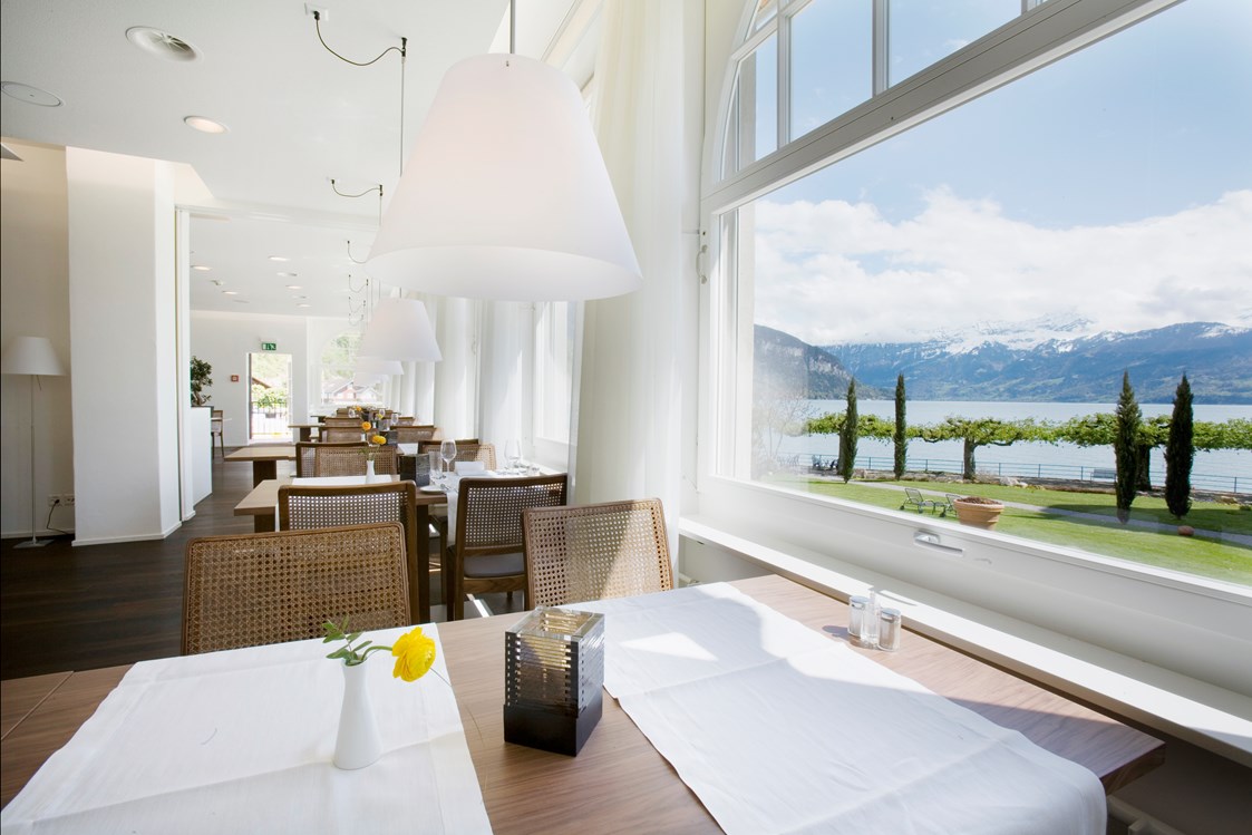 Urlaub am See: Restaurant mit Seeblick - Parkhotel Gunten