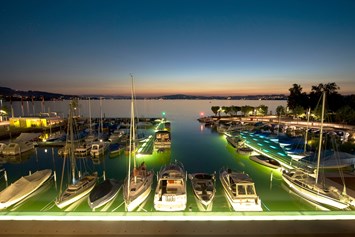 Urlaub am See: Aussicht auf den Hafen Lachen SZ in der Nacht - Hotel Marina Lachen