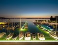 Urlaub am See: Aussicht auf den Hafen Lachen SZ in der Nacht - Hotel Marina Lachen