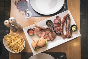 Urlaub am See: Restaurant «The Steakhouse»: Fleisch & Seafood vom offenen Holzkohlegrill - Hotel Marina Lachen