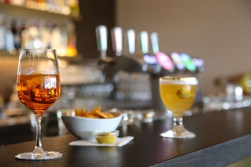 Urlaub am See: Bar-Lounge «Lago Lounge»: Vom ersten Espresso bis zum letzten Schlummertrunk, vom Croissant bis zum Apéro - Hotel Marina Lachen