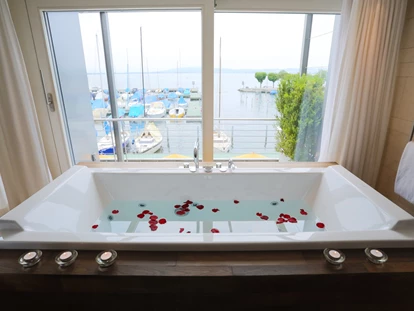 Hotels am See - Verpflegung: Frühstück - "Sunset Junior Suite" und "Sunset Suite" verfügen über ein privates Jacuzzi mit Seesicht - Hotel Marina Lachen